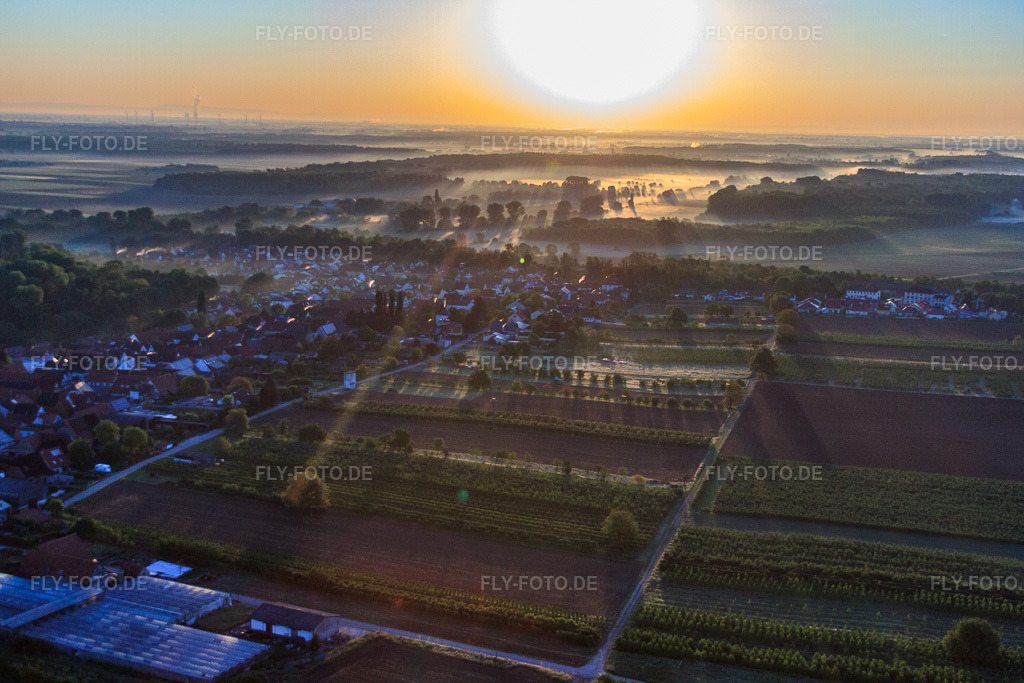 Luftbild: Sonnenaufgang über dem Dorf in Winden im Bundesland Rheinland-Pfalz in Deutschland. Foto: IMG_64522.jpg vom 04.05.2014 durch Werner Riehm/FLY-FOTO.de