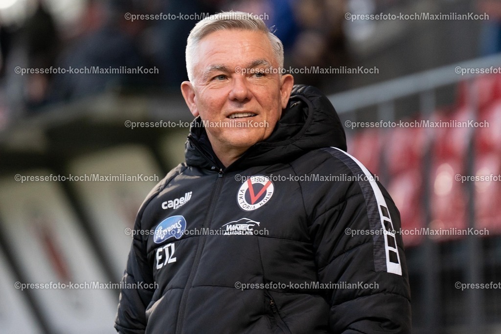 xYDR12032501004 | 12.03.2025, xydrx, Fußball, Viktoria Köln - Rot-Weiss Essen, 3.Liga, Sportpark Höhenberg, Saison 2024 2025:  Olaf Janßen (Cheftrainer Viktoria Köln) DFB regulations prohibit any use of photographs as image sequences and or quasi-video.