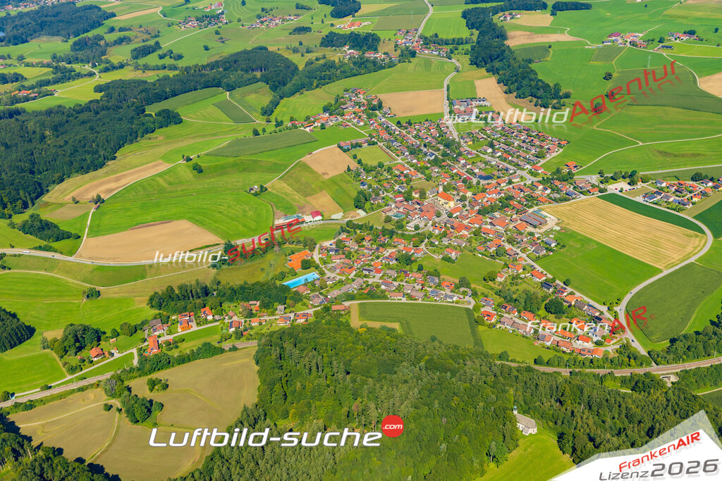 Luftaufnahme der Stadt Vachendorf - Die Luftaufnahme wurde 2025 vom UL-Flugzeug heraus erstellt ( keine Drohne ) - Hochauflösende Luftaufnahme - für professionelle Ausdrucke geeignet. Die Geschenkidee !Mit Lizenz und Bildrechte bestellbar