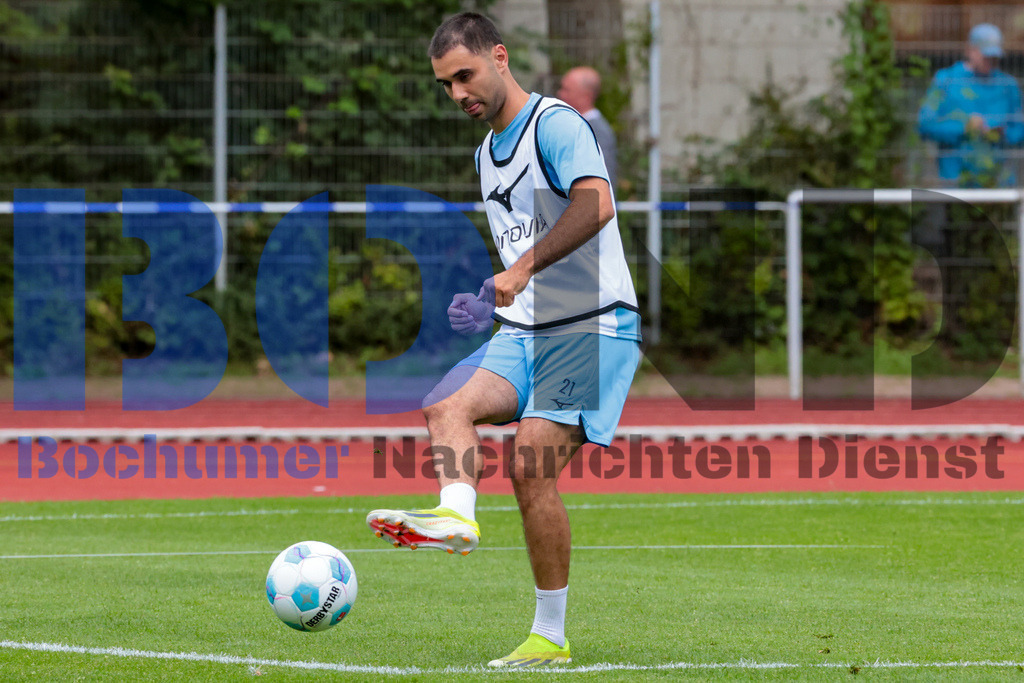 1. Fussball Bundesliga:  Trainingsauftakt VfL Bochum 1848 {date} -  | {headline}(Foto: Sebastian Sendlak / BOND)DFL regulations prohibit any use of photographs as image sequences and/or quasi-videos. - Realisiert mit Pictrs.com