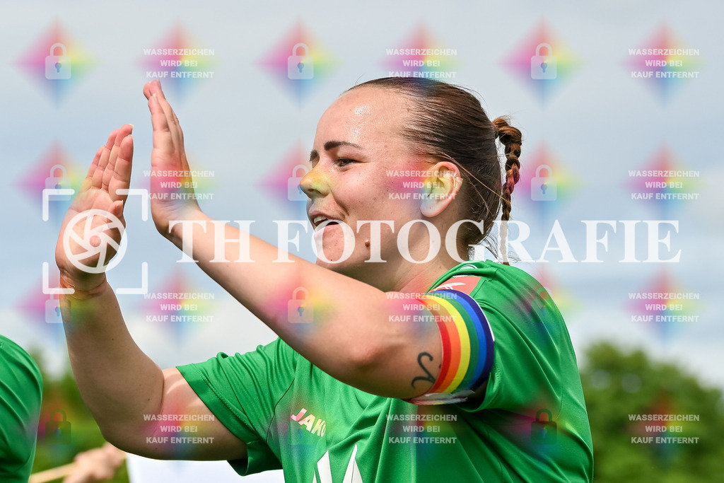 GER, FC Hauingen - SV Waldhaus, Frauen-Fussball, Rothaus Bezirkpokal, Finale, Saison 2024/2025, 29.05.2025 | Team SV Waldhaus freut sich ueber den Sieg und den Gewinn des Bezirkspokals.GER, FC Hauingen - SV Waldhaus, Frauen-Fussball, Rothaus Bezirkpokal, Finale, Saison 2024/2025, 29.05.2025Foto: TH Fotografie/Thomas Hess