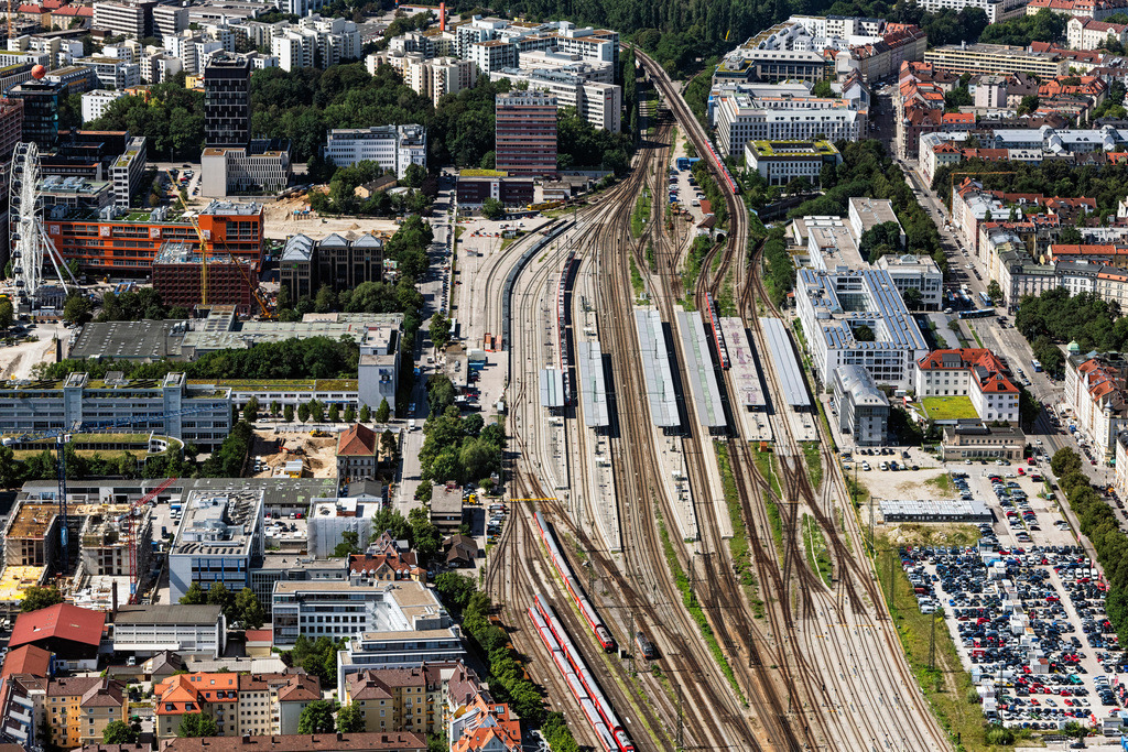 dr__0031207.jpg | MüNCHEN 09.08.2019 Gleisverlauf und Bahnhofsgebäude der Deutschen Bahn " Ostbahnhof " im Ortsteil Au-Haidhausen in München im Bundesland Bayern, Deutschland. Weiterführende Informationen bei: DB Netz AG,  Deutsche Bahn AG. // Station railway building of the Deutsche Bahn in the district Au-Haidhausen in Munich in the state Bavaria, Germany. Further information at: DB Netz AG,  Deutsche Bahn AG. Foto: Daniel Reiter