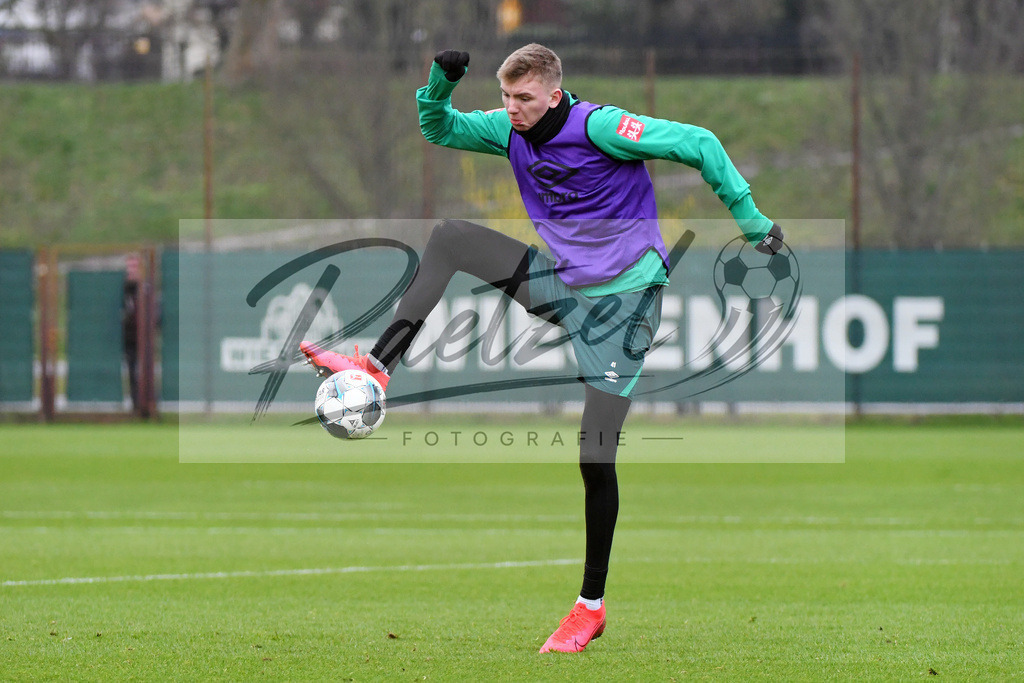 20200227_TRASVW_0058 | Fussball, Herren: Nick Woltemade (Werder Bremen) in Aktion, am Ball, Einzelaktion waehrend der Trainingseinheit des SV Werder Bremen auf dem Trainingsplatz am wohninvest Weserstadion am 27.02.2020 in Bremen, Deutschland. - Realisiert mit Pictrs.com