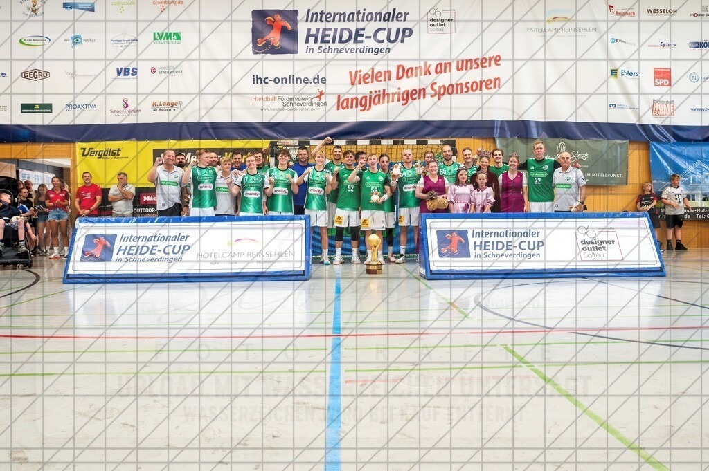 IHC 2026 - TSV Hannover-Burgdorf vs. HC Hamburg | Siegerfoto TSV Hannover-Burgdorf; IHC 2026 - TSV Hannover-Burgdorf vs. HC Hamburg am 09.08.26 in Sporthalle KGS, Schneverdingen - Realisiert mit Pictrs.com