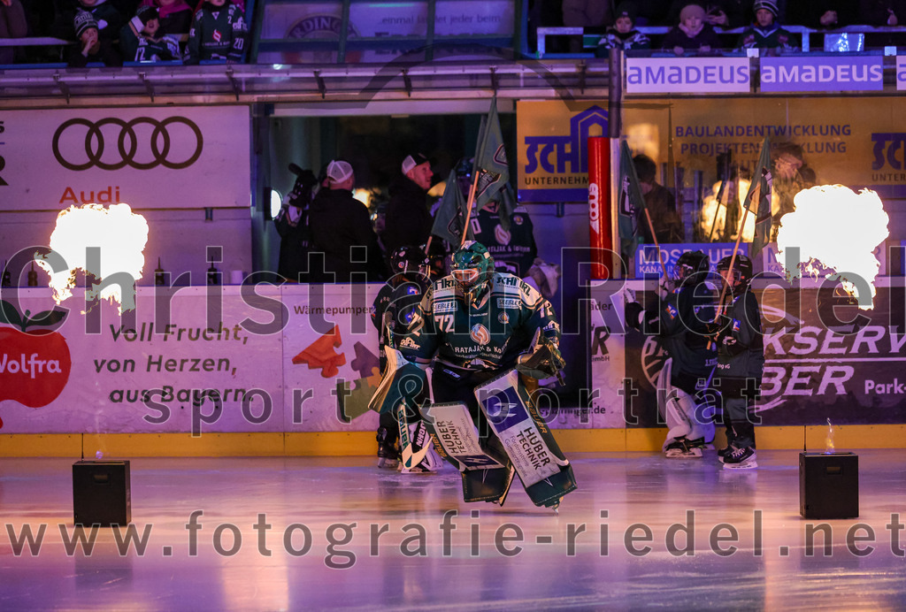 2025-12-28_020_TSV_Erding_gegen_onesto_Tigers_Bayreuth | Erding, Deutschland, 28.12.2025:Eishockey, Oberliga Süd 2025 / 2026, 31. Spieltag, TSV Erding gegen onesto Tigers Bayreuth, Endergebnis: 6:5 n.V.Torwart David Zabolotny (Erding Gladiators, #72)Foto: Christian Riedel / fotografie-riedel.net