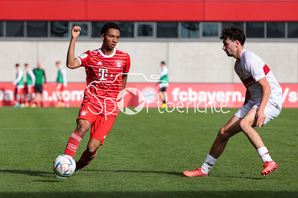 FC Bayern Muenchen U19 - VfB Stuttgart U19 | Vincent MANUBA (FCB #2) im Duell mit Mehmet Ali SAHIN (VfB #11)