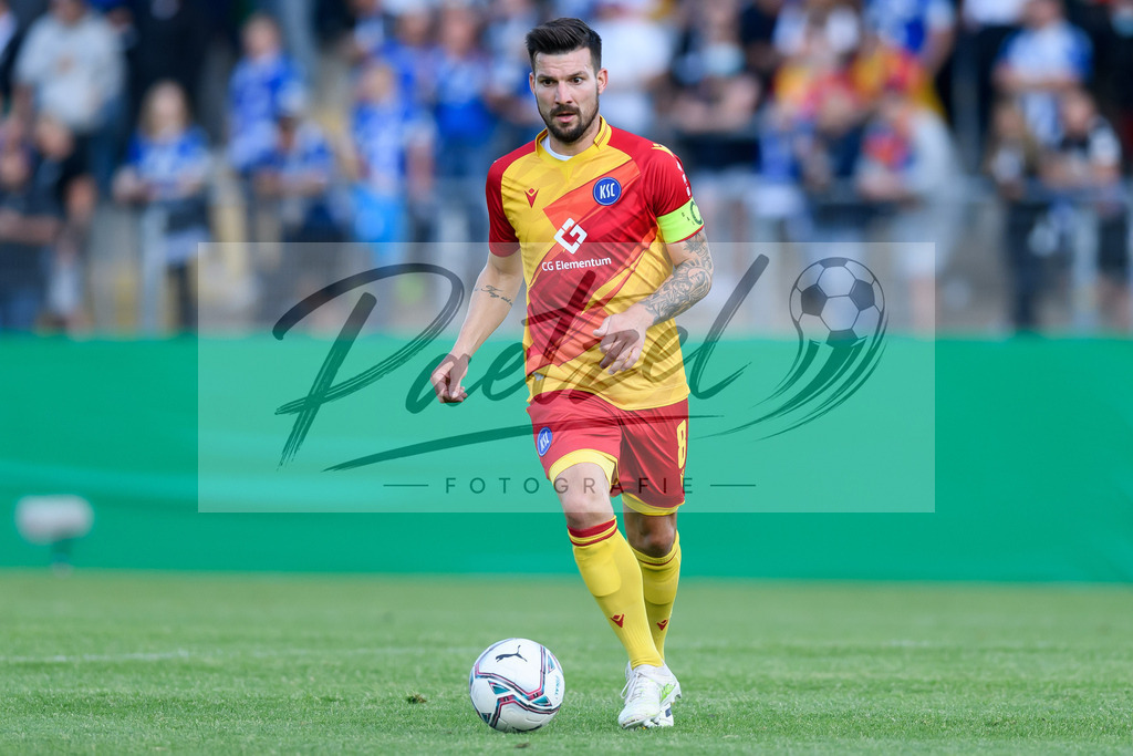 LOTKSC20210809_192 | Fussball, Herren: Jerome Gondorf (Karlsruher SC) in Aktion, am Ball, Einzelaktion beim Spiel der 1. Runde im DFB-Pokal zwischen SF Lotte und Karlsruher SC im Stadion am Lotter Kreuz am 09.08.2021 in Lotte, Deutschland.DFB / DFL REGULATIONS PROHIBIT ANY USE OF PHOTOGRAPHS AS IMAGE SEQUENCES AND/OR QUASI-VIDEO. - Realisiert mit Pictrs.com