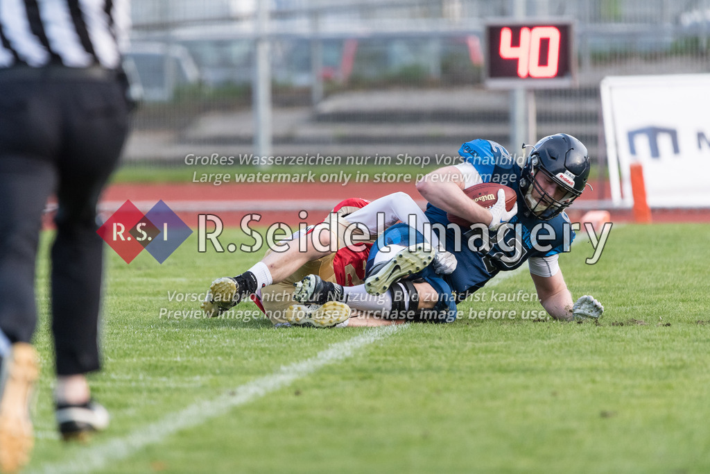 American Football, Pre-Season 2023, Testspiel, Lübeck Cougars - Hamburg Blue Devils, Buniamshof (Lübeck), 22.04.2023 | Joachim Borgloh (#82, Blue Devils, TE), Pekka Hasselbring (#25, Cougars)