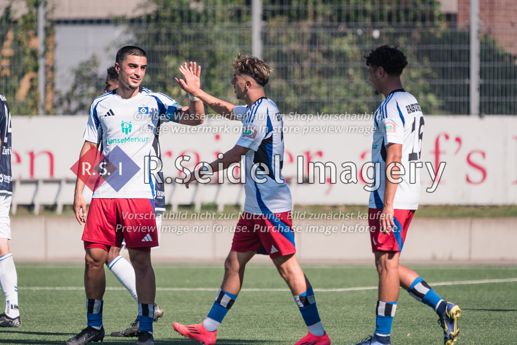 RS-1-072091 | Milad Nejad Haji Lor (#8, HSV) und Bilal Yalcinkaya (#10, HSV) klatschen sich zufrieden ab.