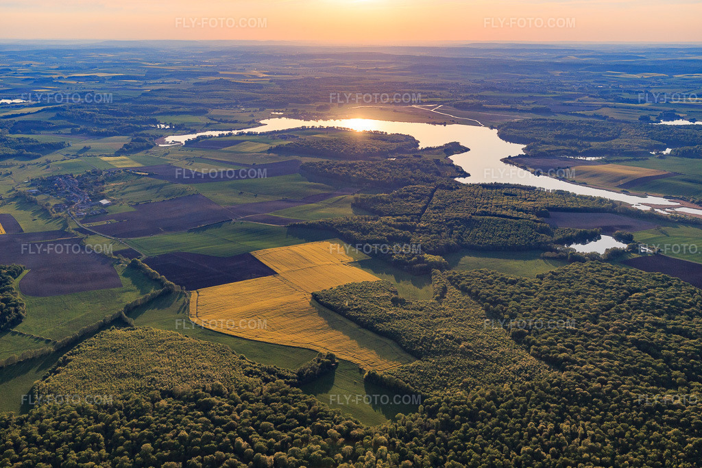 Aerial view: Ètang de Lindre in the evening from the east in Guermange in the state Moselle, France. – Photo: IMG_146177.jpg taken on 05/01/2025 by Werner Riehm/FLY-FOTO.com – Resolution of the original: 5472 x 3648 px