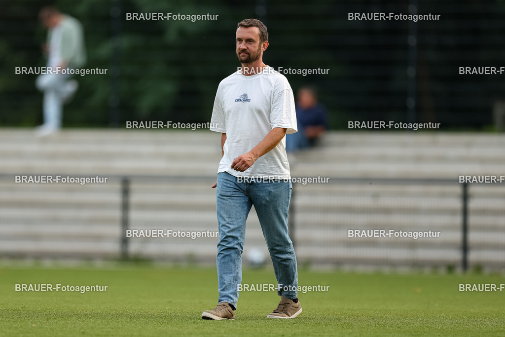 1_KFCWAT_20250723_0624.JPG -  - KFC Uerdingen - SG Wattenscheid 09 - Testspiel | Krefeld, Deutschland, 23.07.25: Geschäftführer Sport Michael Nagorny (KFC Uerdingen) schaut waehrend des Testspiel Spiels zwischen KFC Uerdingen - SG Wattenscheid 09 in der Covestro Sportpark am 23. July 2025 in Krefeld, Deutschland. (Foto von Stefan Brauer/Brauer-Fotoagentur)