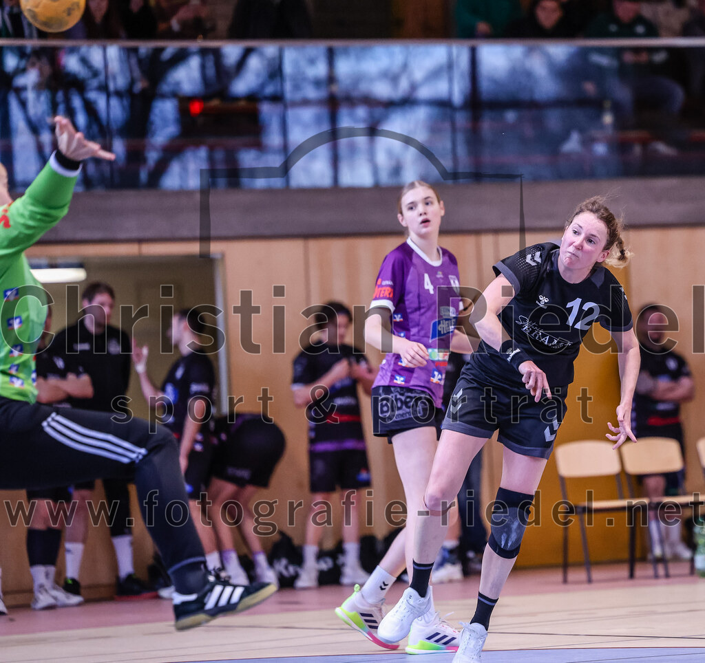 2024-12-14_104_SpVgg_Altenerding_gegen_SVA_Palzing | Erding, Deutschland, 14.12.2024:Handball, Bezirksoberliga Frauen Altbayern 2024 / 2024, 9. Spieltag, SpVgg Altenerding gegen SVA Palzing, Endergebnis: 20:30Greta Felbinger (SpVgg Altenerding, #4), Sandra Redl (SVA Palzing, #12)Foto: Christian Riedel / fotografie-riedel.net