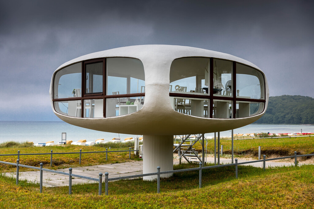 Control Tower built in 1968 | Rettungsturm in Binz 1968 eraut von Ulrich Müther zu den alten DDR Zeiten. - Realisiert mit Pictrs.com