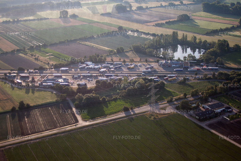 Serways Raststätte A61-Dannstadt West | Luftbild: Serways Raststätte A61-Dannstadt West im Ortsteil Dannstadt in Dannstadt-Schauernheim im Bundesland Rheinland-Pfalz in Deutschland. Foto: IMG_69560.jpg vom 04.07.2014 durch Werner Riehm/FLY-FOTO.de - Realisiert mit Pictrs.com