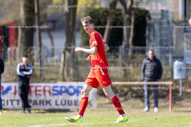 Fußball I Junioren I Saison 2025-2026 I DFB-Nachwuchsliga I 8. Spieltag I JFV Lübeck - 1. FC Magdeburg 68 | Ben Breustedt (13, JFV Lübeck) - Realisiert mit Pictrs.com