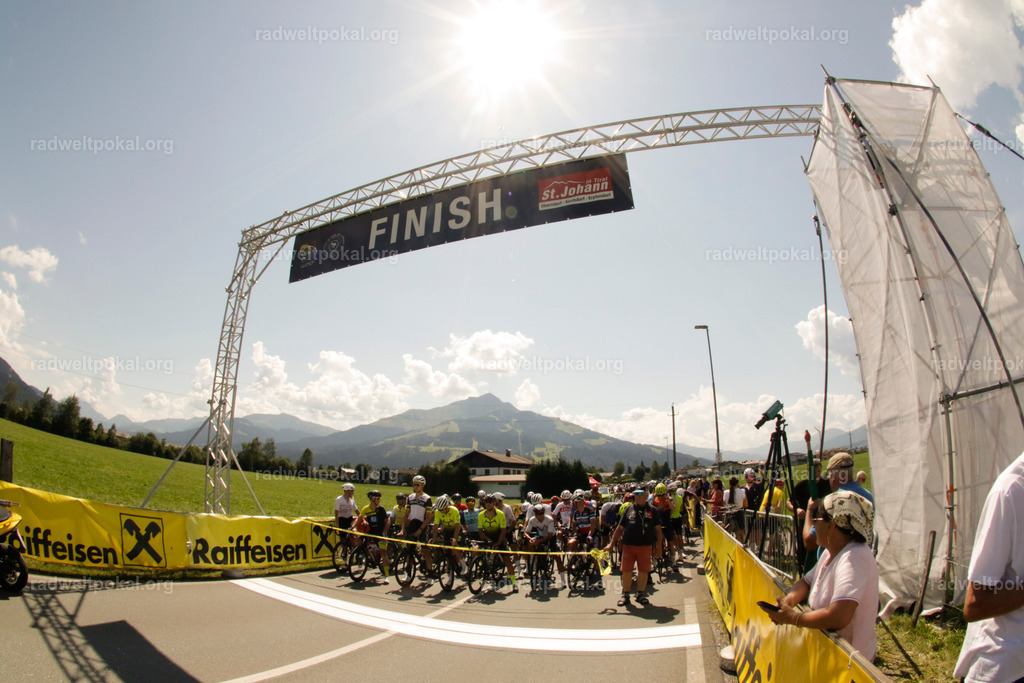 652_20230817_Bewerb_Maenner_Muehlanger | AUT - OESTERREICH, 2023-08-16: SPORT RENNRAD-FAHREN - 55. INTERNATIONALER RADWELTPOKAL IN ST. JOHANN IN TIROL  - Vintage-Radrennen mit WM-Bronze-Medaillen-Siegerin Christina Schweinberger, den Teilnehmer und Alexander Baumann (vom Orginastions-Team) - TAG 2 BEWERB MAENNER IN SECHS GRUPPEN  ; Foto: Roland Muehlanger