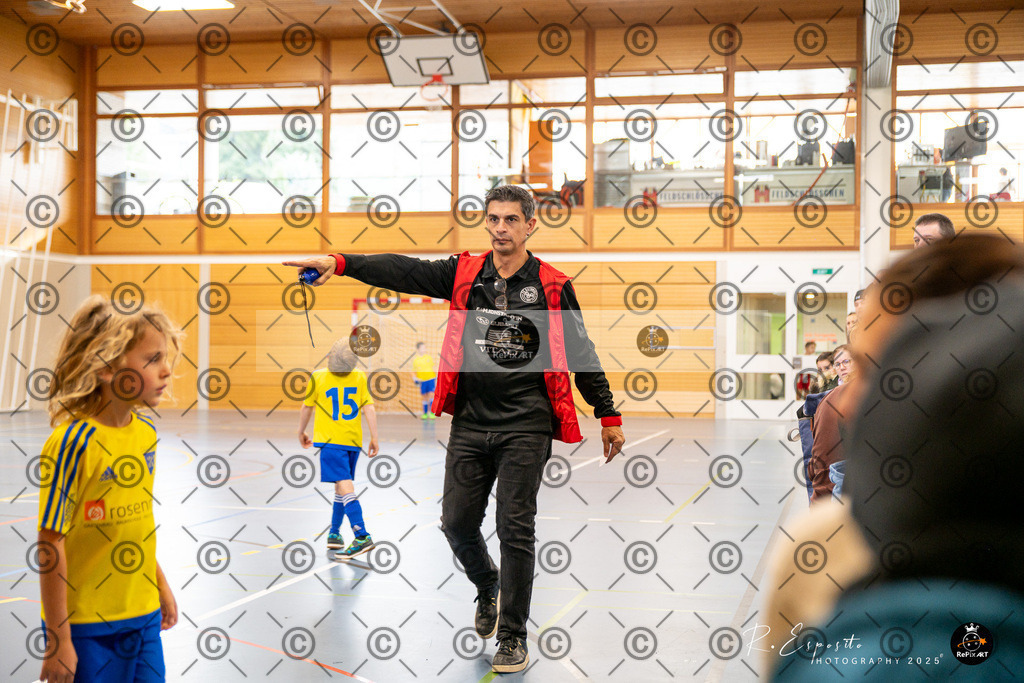 20251123_FCR-Hallenturnier-F3_2_016-16 | Sport und Naturfotografie von Roberto Esposito zeigt echte Momente Bewegung und die Schönheit der Natur. Ausdrucksstarke Bilder schaffen Emotionen.