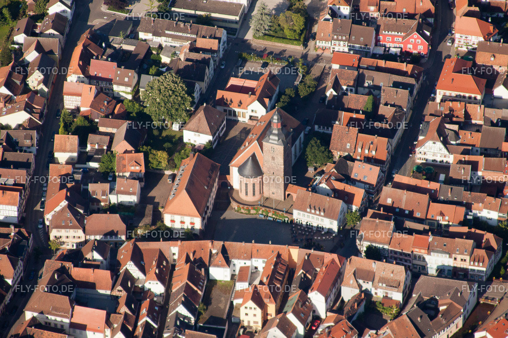 Ortsansicht der Straßen und Häuser der Wohngebiete | Luftbild: Ortsansicht der Straßen und Häuser der Wohngebiete in Annweiler am Trifels im Bundesland Rheinland-Pfalz in Deutschland. Foto: IMG_30963.jpg vom 07.08.2010 durch Werner Riehm/FLY-FOTO.de - Realisiert mit Pictrs.com