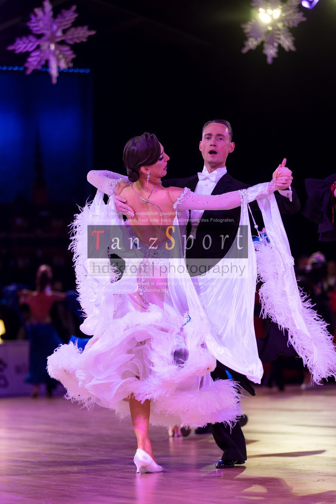 20241215_WDSF_Int_Open_Std-Riga-9074 | Tanzsportbilder, Standardtanz, Lateintanz, WDSF, DTV, LTVB, dancecomp, goc, hessen tanzt, blaues band der spree, walzer, tango, wiener walzer, slowfox, quickstepp, samba, rumba, cha-cha-cha, paso doble. jive, hd-kroft photography, turniertanzsport