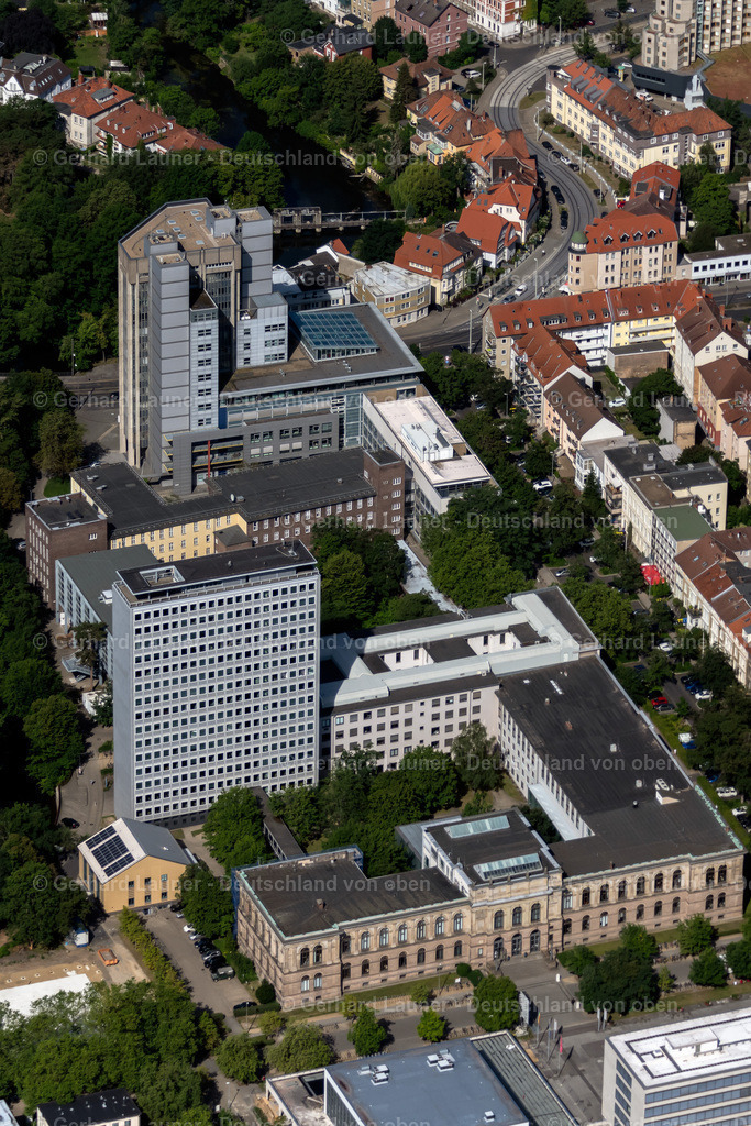 4035265 | BRAUNSCHWEIG 31.07.2020 Gebäude der Universität "TU Braunschweig" an der Pockelsstraße im Ortsteil Nordstadt in Braunschweig im Bundesland Niedersachsen, Deutschland. Weiterführende Informationen bei: Technische Universität Braunschweig. // Buildings of the university "TU Braunschweig" on street Pockelsstrasse in the district Nordstadt in Brunswick in the state Lower Saxony, Germany. Further information at: Technische Universitaet Braunschweig. Foto: Gerhard Launer