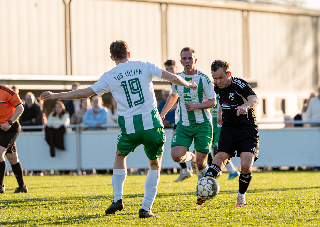 Fußball I Herren I Saison 2025-2026 I Bezirksliga Weser-Ems 4 I 15. Spieltag I TuS Lutten - GW Brockdorf I 08111 | jns.sportfotos - Realisiert mit Pictrs.com