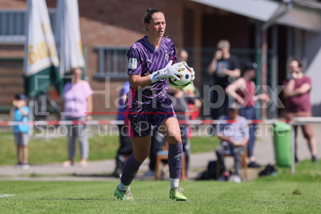 Fussball, Testspiel Frauen, Borussia Mönchengladbach - SV Werder Bremen | v.li.: Luisa Palmen (Torhüterin, Torwart, Borussia Mönchengladbach, 23) am Ball, Freisteller, Einzelbild, Ganzkörper, Aktion, Action, Spielszene