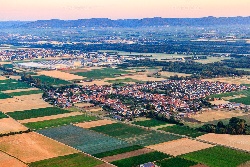 Luftbild: Ortsansicht von Nordosten in Ottersheim bei Landau im Bundesland Rheinland-Pfalz in Deutschland.Foto: IMG_69311.jpg vom 04.07.2014 durch Werner Riehm/FLY-FOTO.deAuflösung des Originals: 4687 x 3125 px