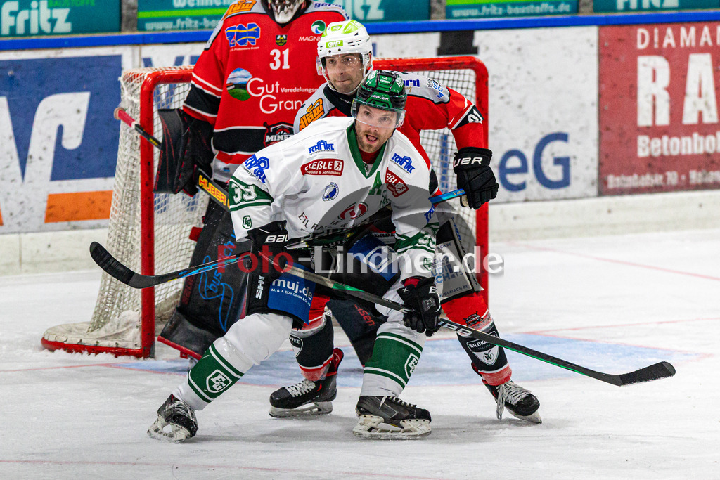 TSV Peißenberg Miners vs TSV Erding Gladiators | Eishockey Bayernliga 2023/2024, TSV Peißenberg Miners vs TSV Erding Gladiators, 20240107,
Duell zwischen Tomas PLIHAL (Gladiators 39) und Dominik EBENTHEUER (Miners 91),
2024-01-07 in Peißenberg (Eisstadion)
39 Tomas PLIHAL (Gladiators 39), 91 Dominik EBENTHEUER (Miners 91)
Copyright: WolfgangxLindner foto-lindner.de