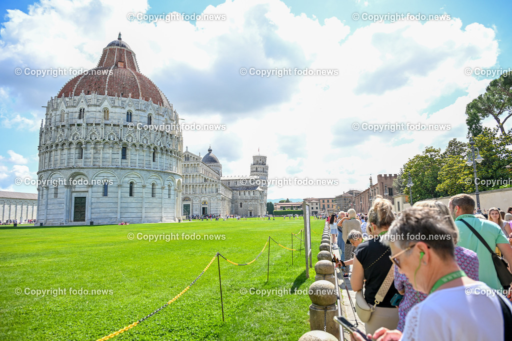 Italien_ Toscana_ Pisa_ 28.05.2024-2 | 28.05.2024, Italien, ITA, Toskana, Pisa im Bild Stadtansichten, Gebäude, Architektur, Touristen, Historisch, Souvenier, Turm, Dom, Piazza, schief


Pisa ist eine Stadt in Italien, gelegen in der Toskana am Arno. Wahrzeichen ist der als Schiefer Turm von Pisa bekannte Campanile des Doms auf der Piazza dei Miracoli im Norden des Stadtzentrums. 
Quelle: Wikipedia
