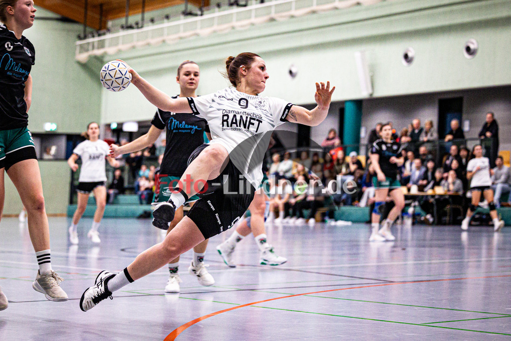 BSC Oberhausen gegen TSV Murnau | Bezirksoberliga Handball Frauen 2024/25, BSC Oberhausen gegen TSV Murnau, 20250118,Eva DALLMAYR (BSC Oberhausen 9) in Aktion, Worf aufs Tor,2025-01-18 in Weilheim (Jahnhalle)Eva DALLMAYR (BSC Oberhausen 9)Copyright: WolfgangxLindner foto-lindner.de