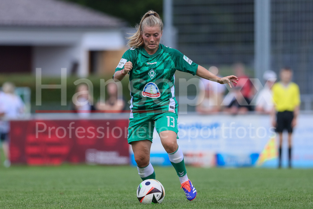 Fussball, Testspiel Frauen, SV Werder Bremen - 1. FC Köln | v.li.: Ricarda Walkling (SV Werder Bremen, 13) am Ball, Freisteller, Einzelbild, Ganzkörper, Aktion, Action, Spielszene