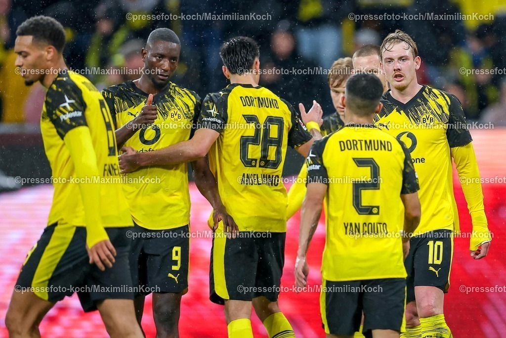 BVB07122501044 | 07.12.2025, Fußball, Borussia Dortmund - TSG 1899 Hoffenheimt, 1. Fußball Bundesliga, 13. Spieltag, Signal Iduna Park, Saison 2025 2026: Torjubel nach dem Tor zum 1:0 durch Torschütze Julian Brandt&nbsp;(BVB #10) nach Vorlage von Yan Couto&nbsp;(BVB #02)  zusammen mit Serhou Guirassy&nbsp;(BVB #09) Aaron Anselmino&nbsp;(BVB #28)   DFB regulations prohibit any use of photographs as image sequences and or quasi-video.