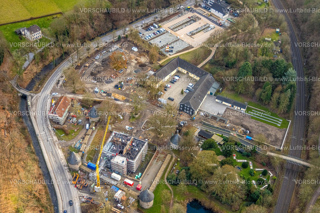 Velbert251200972Neviges | , Luftbild, Schloss Hardenberg, Aufräumarbeiten und Sicherungsarbeiten nach dem Vollbrand des Schlosses am 21.11.2025,  Umbau und Renovierung mit Baugerüst und Baukran, Neviges, Velbert, Bergisches Land, Nordrhein-Westfalen, Deutschland