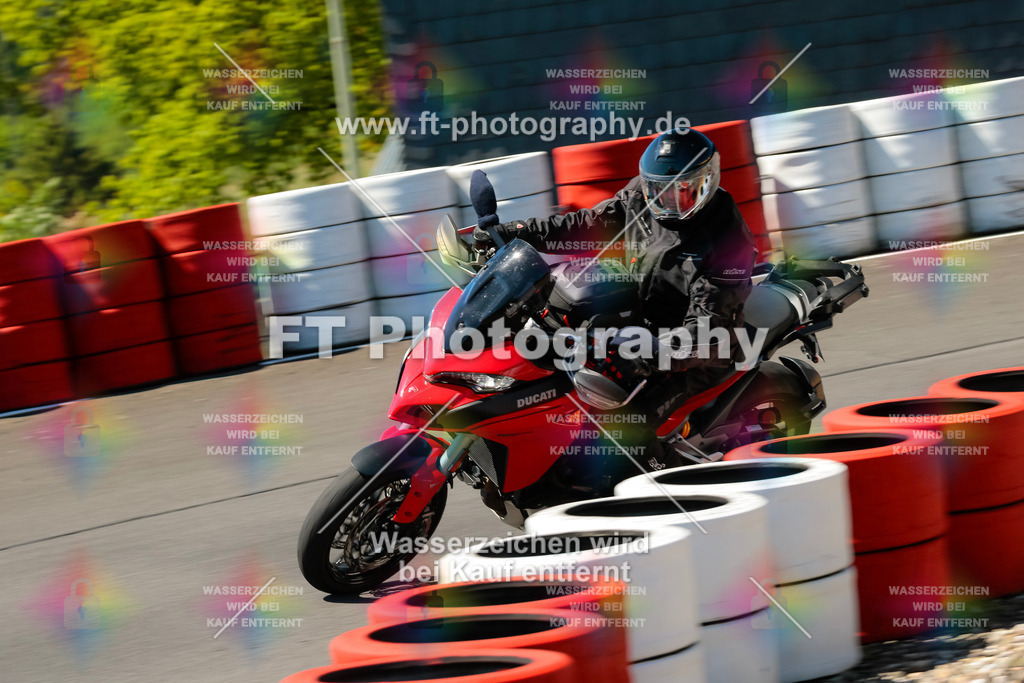 Moto-TeamOBK-22304 | Hier findet Ihr Bilder von Touristenfahrten auf der Nürburgring Nordschleife oder von anderen Veranstaltungen die ich besucht habe. Viel Spass beim Durch Schauen 