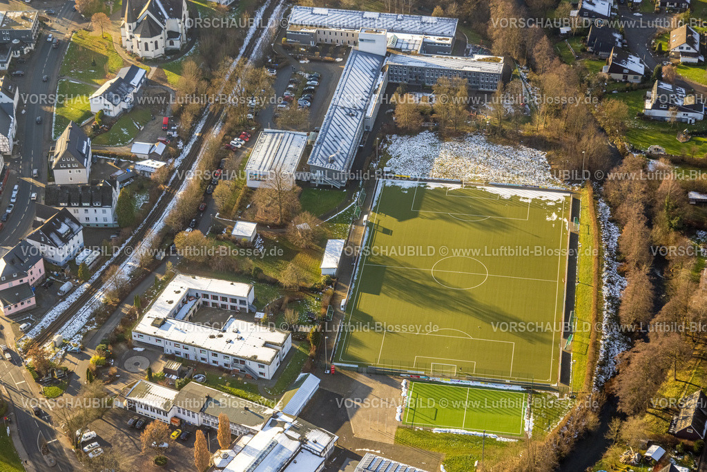 Olsberg231200724 | Luftbild, Sparkassenarena Fußballplatz Bigge Kunstrasenplatz des TSV Bigge-Olsberg, Städt. Förderschule Ruhraue, Bigge, Olsberg, Sauerland, Nordrhein-Westfalen, Deutschland