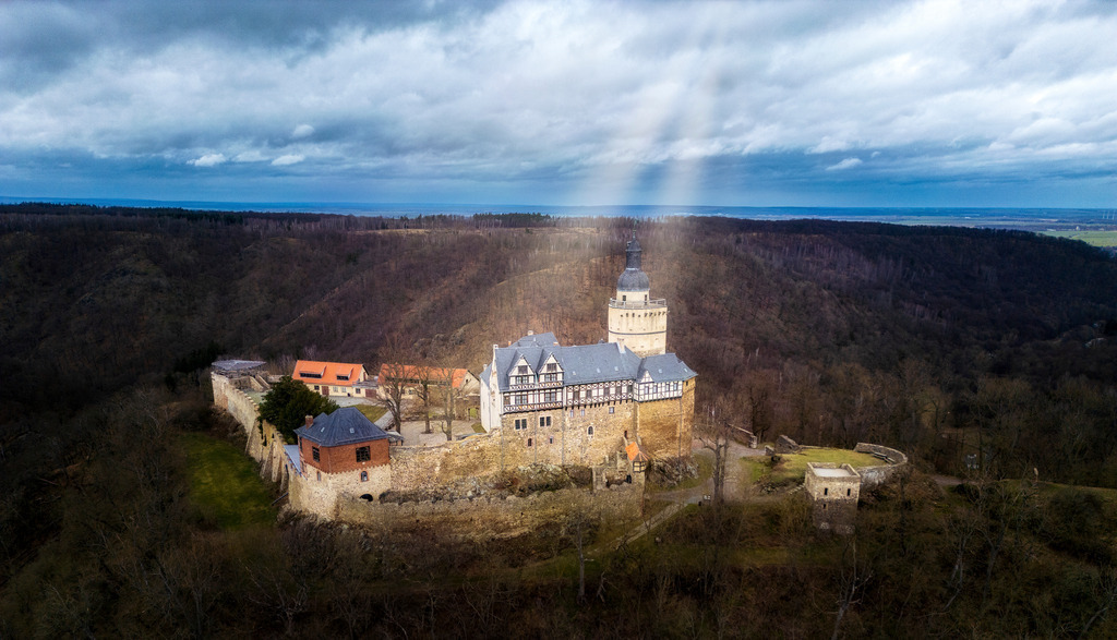 Burg Falkenstein unter Sonnenstrahlen | Wir machen aus Ihren Bildern Erinnerungen für die Ewigkeit | Hochwertige Fotografien für Ihr zu Hause. - Realisiert mit Pictrs.com
