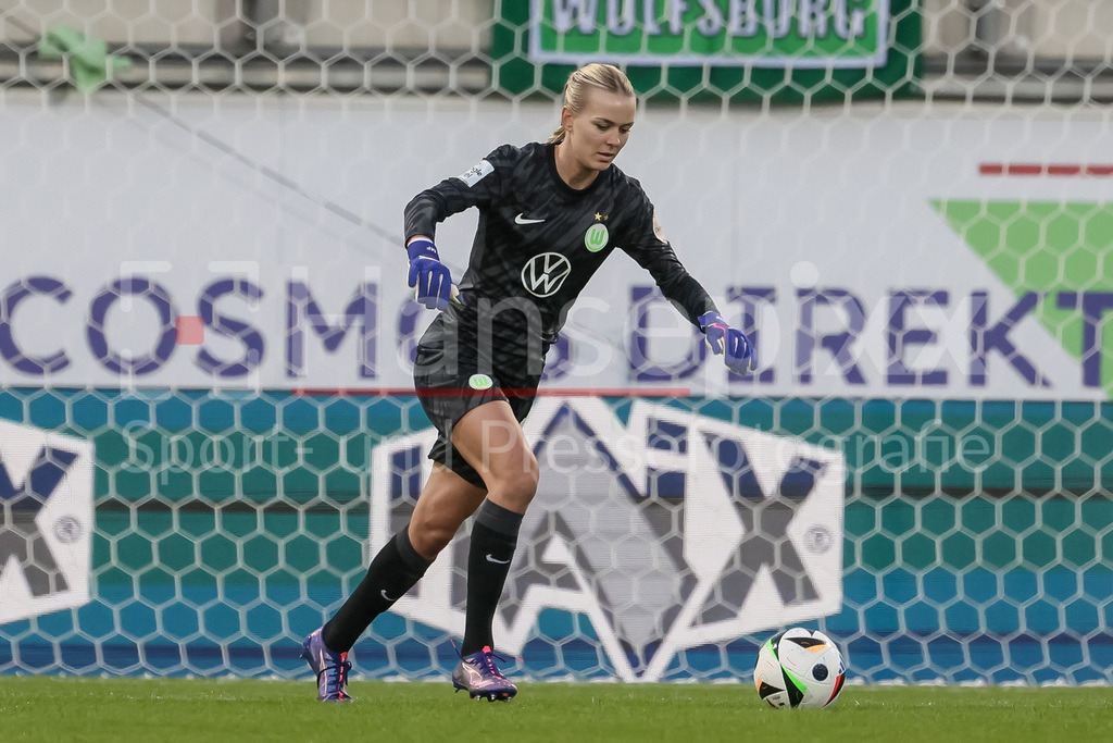 Fussball, Google Pixel Frauen-Bundesliga, VfL Wolfsburg - RB Leipzig | v.li.: Merle Frohms (Torhüterin, Torwart, VfL Wolfsburg, 1) am Ball, Freisteller, Einzelbild, Ganzkörper, Aktion, Action, Spielszene, DIE DFB-RICHTLINIEN UNTERSAGEN JEGLICHE NUTZUNG VON FOTOS ALS SEQUENZBILDER UND/ODER VIDEOÄHNLICHE FOTOSTRECKEN. DFB REGULATIONS PROHIBIT ANY USE OF PHOTOGRAPHS AS IMAGE SEQUENCES AND/OR QUASI-VIDEO.