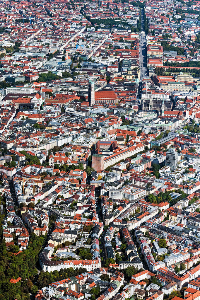 dr__0092873.jpg | MüNCHEN 01.10.2021 Altstadtbereich und Innenstadtzentrum in München im Bundesland Bayern, Deutschland. // Old Town area and city center in Munich in the state Bavaria, Germany. Foto: Daniel Reiter