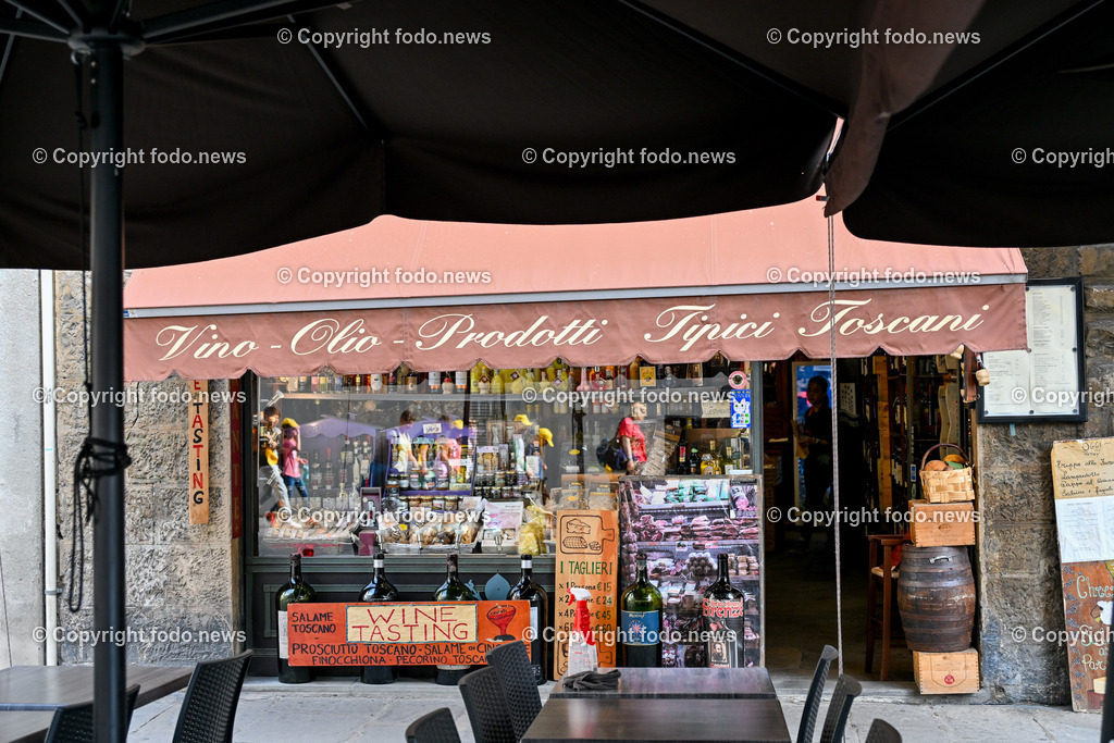 Italien_ Toscana_ Florenz_ 30.05.2024-41 | 30.05.2024, Italien, ITA, Toskana, Florenz im Bild Stadtansichten, Gebäude, Architektur, Touristen, Historisch, Souvenir, Altstadt, Museum, Statuen, Skulpturen, Piazza della Signoria, Statue David, Palazzo Vecchio, Neptunbrunnen, Piazza della Repubblica, Ponte Vecchio, Brücke, Uffizien, Kathedrale Santa Maria del Fiore, Arno, Fluß


Florenz, Firenze, ist eine italienische Großstadt. Nach Einwohnern ist sie die achtgrößte Stadt Italiens. Florenz ist die Hauptstadt sowie größte Stadt der Region Toskana und der Metropolitanstadt Florenz, in der etwa eine Million Menschen leben. Florenz ist für seine Geschichte berühmt. Leonardo da Vinci verbrachte große Teile seiner Jugend in Florenz, Michelangelo fand Unterschlupf in der Kirche der Medici, Galileo Galilei wohnte als Hofmathematiker in den Palästen der Medici. Von 1865 bis 1871 war die Stadt die Hauptstadt des neu gegründeten Königreichs Italien. Das historische Zentrum von Florenz zieht Jahr für Jahr Millionen von Touristen an. Die historische Innenstadt wurde von der UNESCO im Jahre 1982 zum Weltkulturerbe erklärt. 
Quelle: Wikipedia
