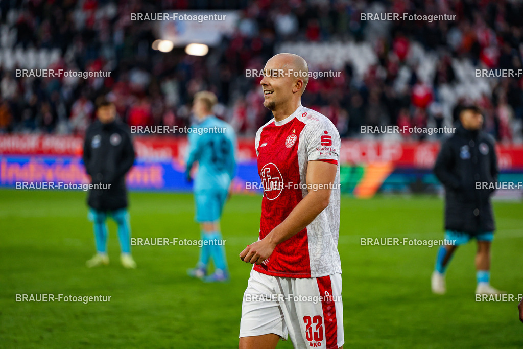 Rot-Weiss Essen - Viktoria Köln - 3.Liga | Essen, Deutschland, 18.10.2025 Tobias Kraulich  (Rot-Weiss Essen) schaut  während des 3.Liga Spiels zwischen Rot-Weiss Essen- Viktoria Köln im Stadion an der Hafenstraße am 01.08.2025 in Essen. (Foto von Timo Bluhmki-Schmidt/ Brauer Fotoagentur