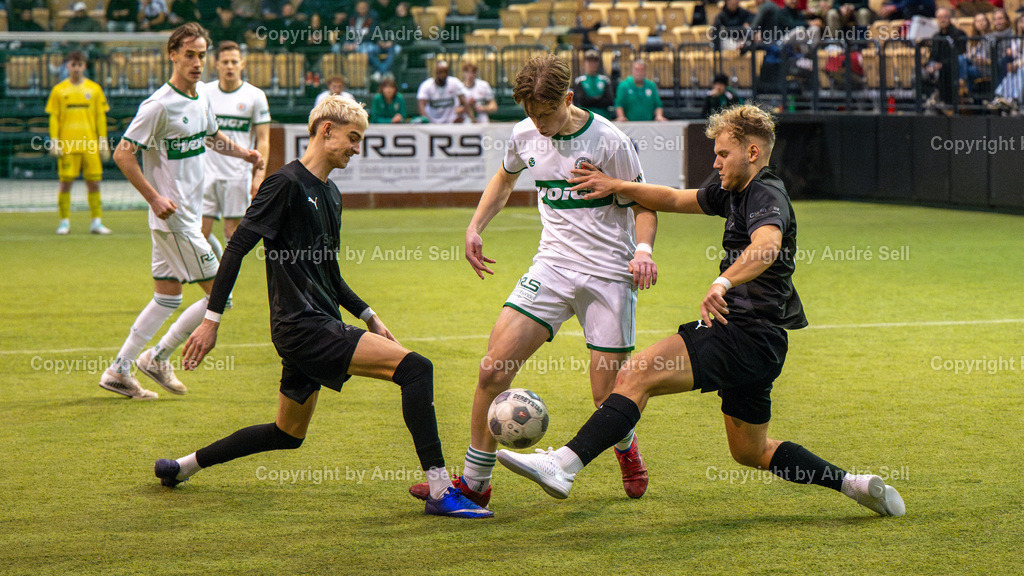 Halbfinale 1 - PSV Neumünster vs SV Wasbek | Lucas Schulze (PSV #27 trifft hier zum 1-0) / Rune Kulig (Wasbek #7) &amp; Youri von der Mehden (Wasbek #10) // 44. RS-Reifenhandel-Cup 2024 / Halbfinale 1 - PSV Neumünster vs SV Wasbek / Holstenhalle 1 / Neumünster / 26.12.24 - Realisiert mit Pictrs.com