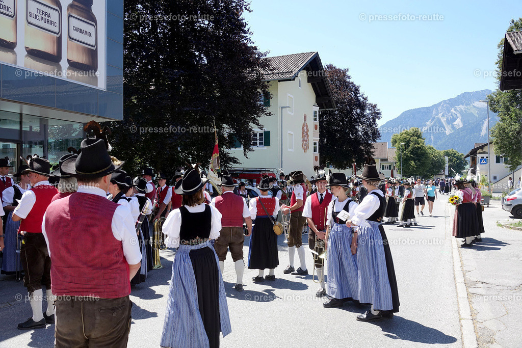 news-2022-Juli17-Musikumzug-Reutte-DSD02898-Vorabimpression | Info aus dem Bezirk Reutte/Ausserfern Tirol sowie eine umfangreiche Bilddatenbank über die gesamte Region: Lechtal, Talkessel Reutte, Tannheimertal, Zwischentoren. Lech, Plansee, Zugspitze, Grenztunnel, B179, Fernpassstraße, Verkehr, Lawinen, Tradition, - Realisiert mit Pictrs.com