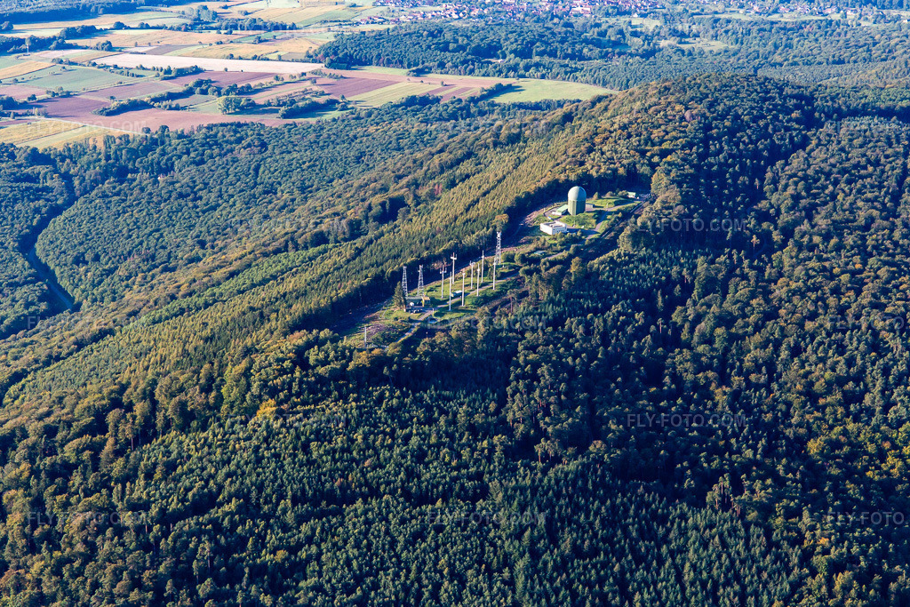 Aerial view: Radar antennas at Pfaffenschlick in Soultz-sous-Forêts in the state Bas-Rhin, France. – Photo: IMG_138940.jpg taken on 09/24/2023 by Werner Riehm/FLY-FOTO.com – Resolution of the original: 5472 x 3648 px