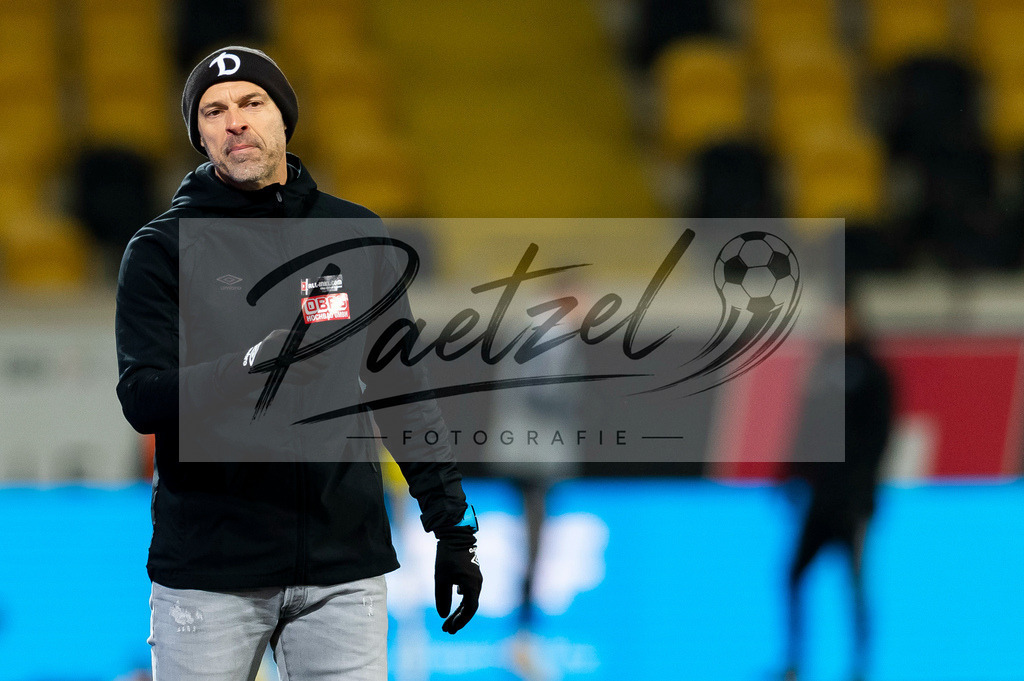 SGDHSV20220114_054 | Fussball, Herren: Trainer Alexander Schmidt (SG Dynamo Dresden) gestikuliert, Gestik bei dem Spiel der 2. Bundesliga zwischen SG Dynamo Dresden und Hamburger SV im Rudolf-Harbig-Stadion am 14.01.2022 in Dresden, Deutschland.DFB / DFL REGULATIONS PROHIBIT ANY USE OF PHOTOGRAPHS AS IMAGE SEQUENCES AND/OR QUASI-VIDEO. - Realisiert mit Pictrs.com