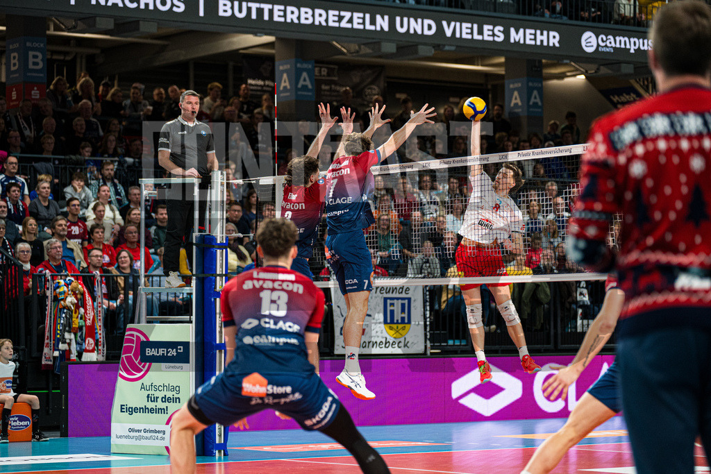 Volleyball I Herren I Saison 2025/2026 I Bundesliga I 8. Spieltag I SVG Lüneburg - SV Warnemünde | Jesse William Elser (3, SVG Lüneburg) und Joscha Kunstmann (7, SVG Lüneburg) im Block gegen Gabriel Tyws (8, SV Warnemünde) - Realisiert mit Pictrs.com