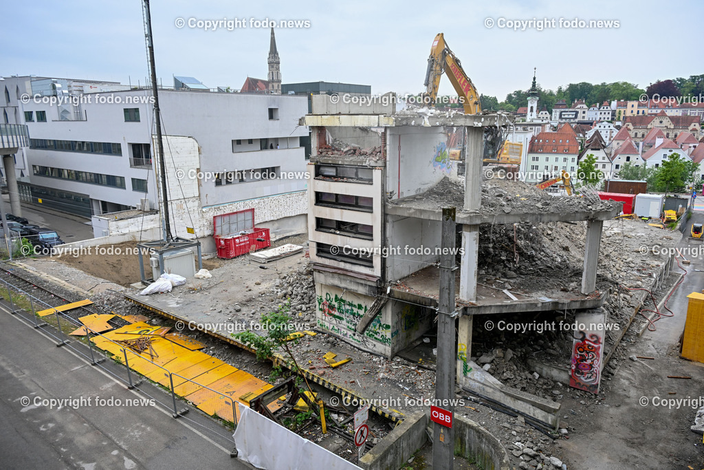 Steyr_ Bahnhof_ Baustelle_ Abbruch_ Sanierung_ 08.05.2024-4 | 08.05.2024, Steyr, AUT, Hessenplatz, im Bild OeBB, ÖBB, Bahnhof, Gebaeude, Baustelle, Abbruch, Sanierung, Parkdeck, Park and Ride, Zug, City Shuttle, Bahnsteig, Schild, Busbahnhof, Autobus, SBS, Stadtbetriebe Steyr