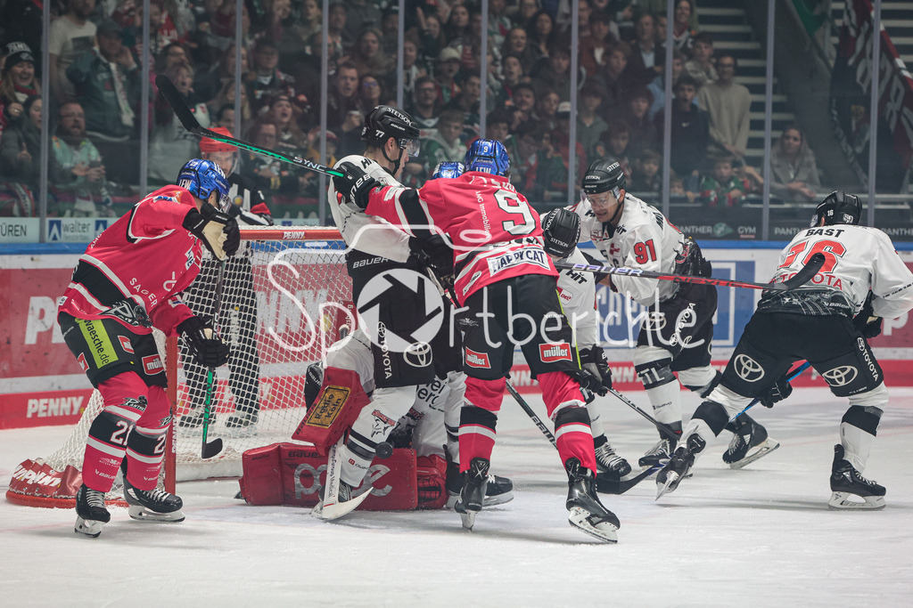 Augsburger Panther - Koelner Haie  | Justian VOLEK (AEV #9) blockt vor dem Tor einen Koelner weg