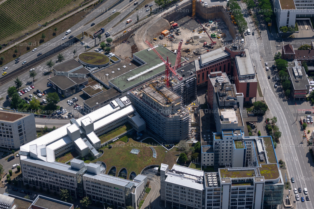4034719 | STUTTGART 22.07.2020 Verwaltungsgebäude des Unternehmens der "Bundesanstalt für Post und Telekommunikation Deutsche Bundespost" an der Maybachstraße im Ortsteil Feuerbach-Ost in Stuttgart im Bundesland Baden-Württemberg, Deutschland. // Administration building of the company of "Bandesanstalt fuer Post and Telekommunikation Deutsche Bandespost" on Maybachstrasse in the district Feuerbach-Ost in Stuttgart in the state Baden-Wurttemberg, Germany. Foto: Gerhard Launer