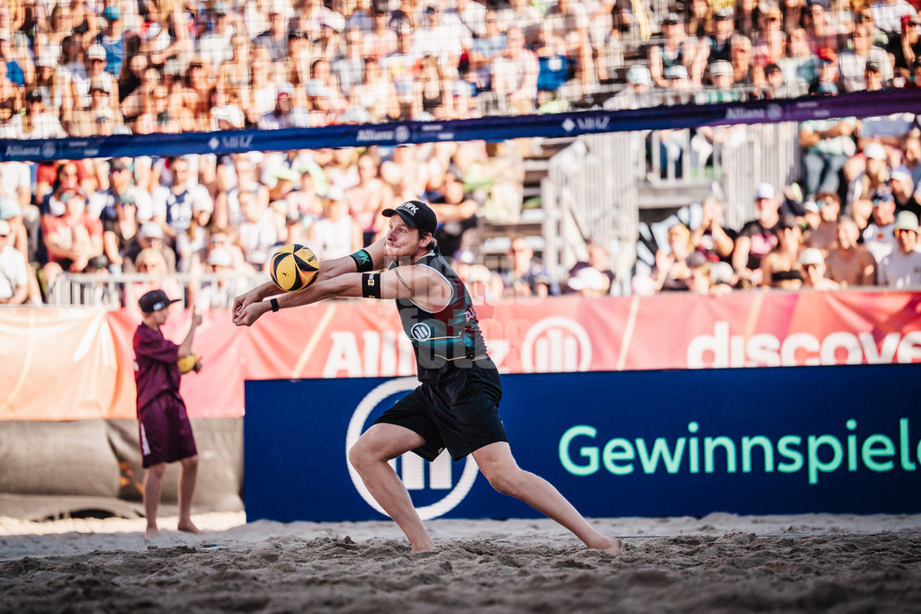 Beachvolleyball | Männer | Deutsche Meisterschaften 2025 Timmendorfer Strand | 06.09.2025 | Nils Ehlers nimmt den Ball an