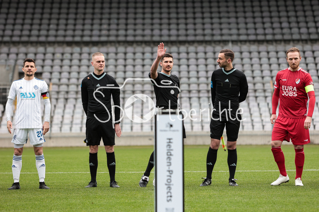 Türkgücü München - SV Viktoria Aschaffenburg | Pfeift heute sein erstes Spiel in der Regionalliga / Schiedsrichter Fabian BUECHNER (mitte) / Daniel CERHON (SVVA #21) / Tobias WITTMANN / Stefan DORFNER / Christoph RECH (TGM #5)